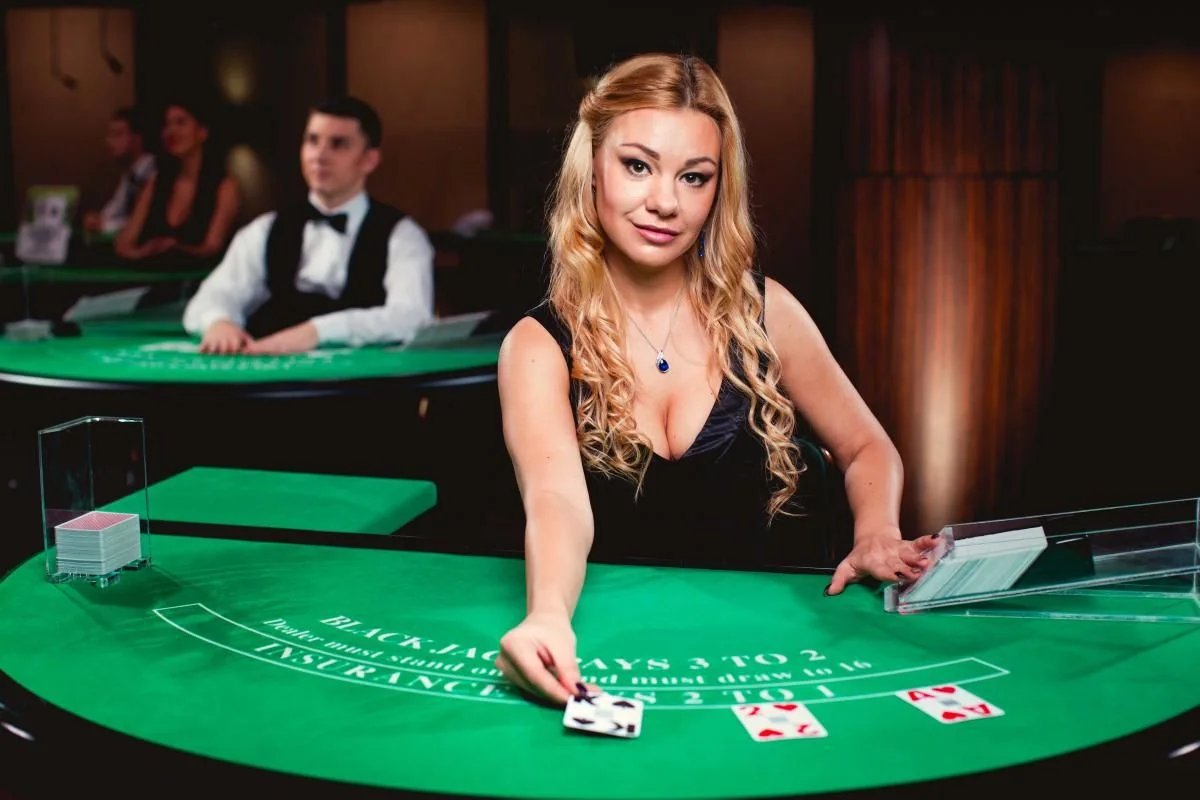 Suasana meja kasino live C8VIP dengan dealer di depan kamera